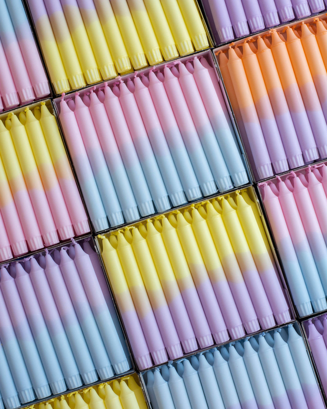 Kaarzen in pastelpaars en roze – lentegevoel