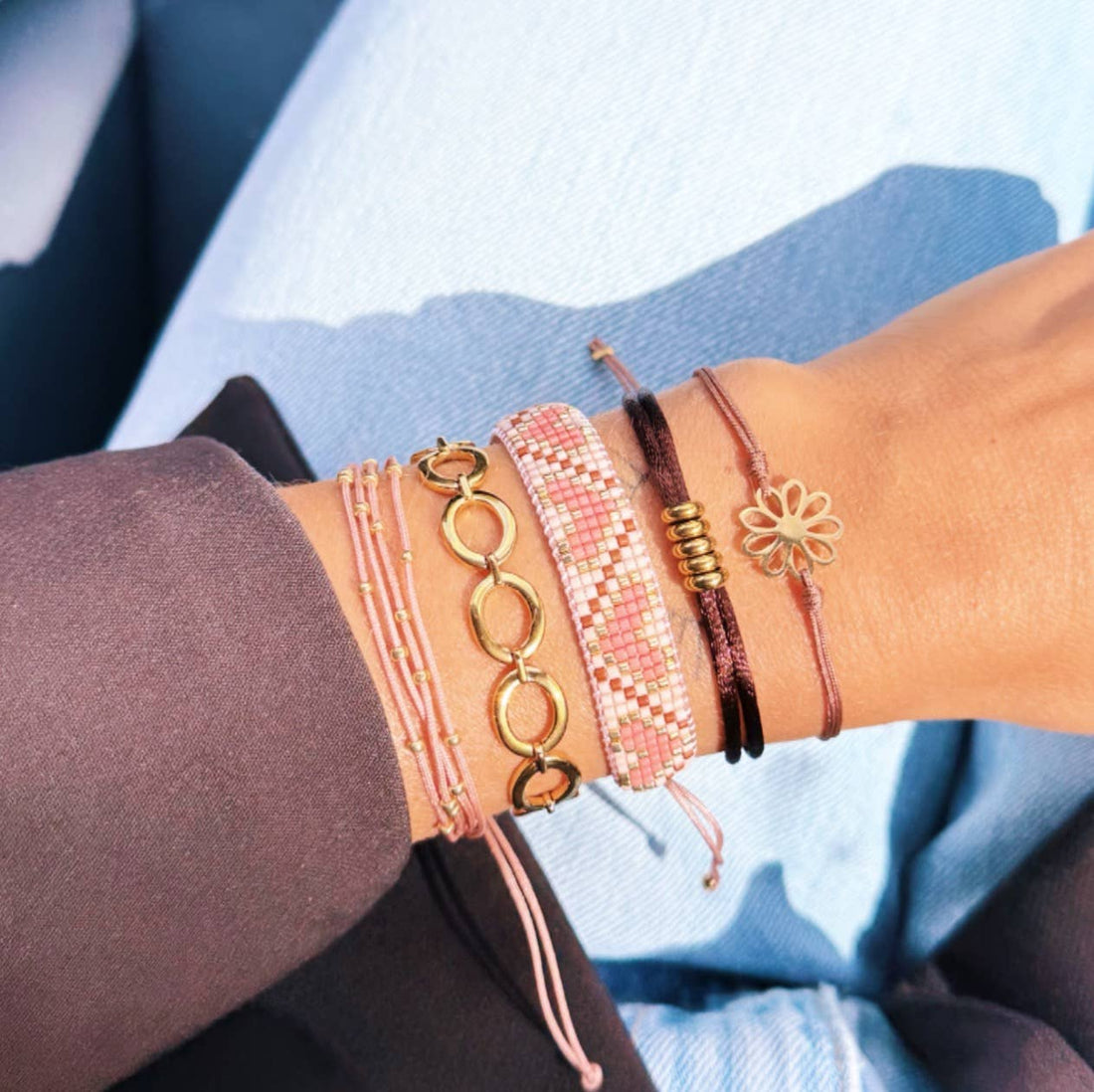 Satijnen armband met open bloem – mokka