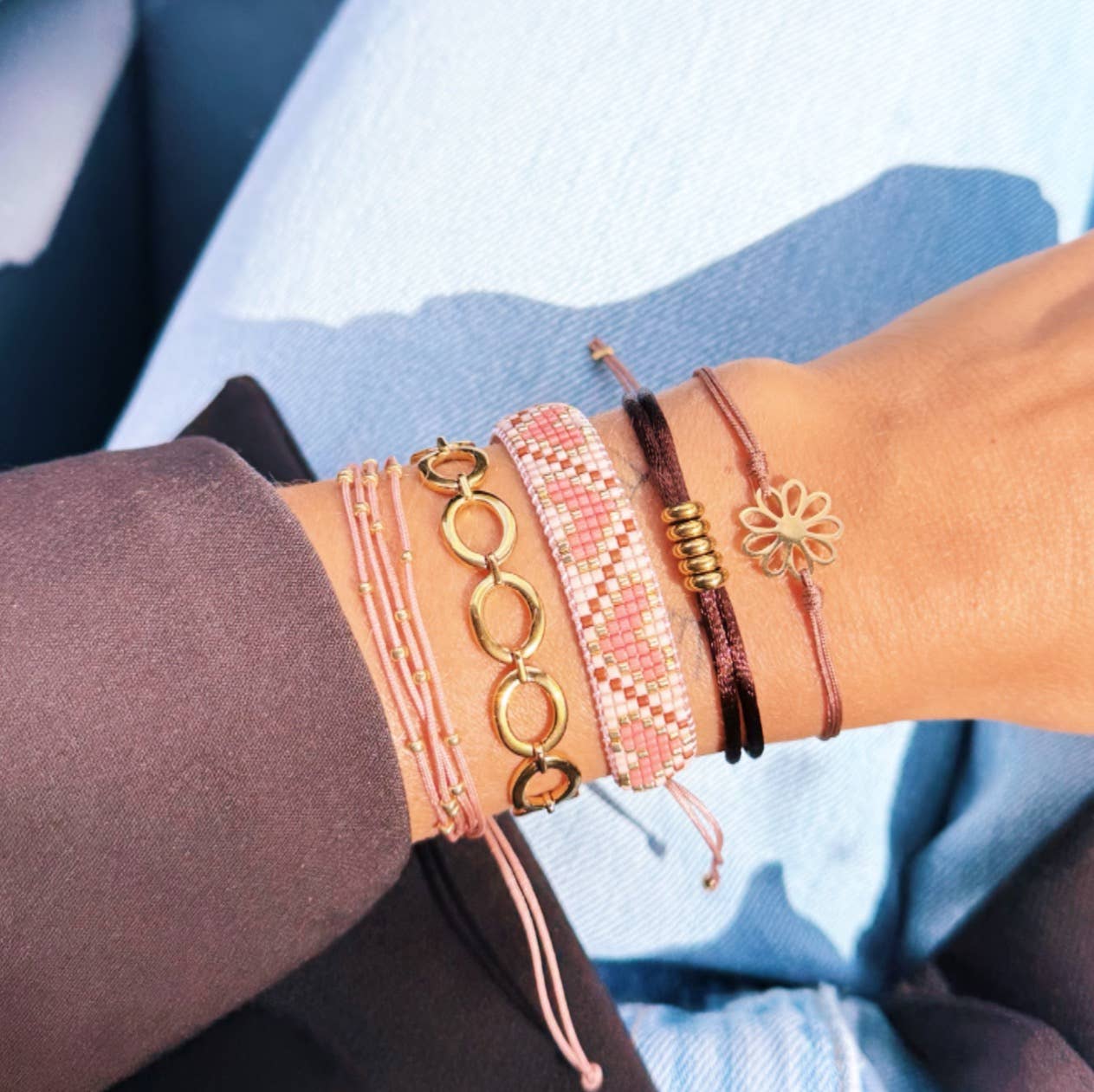 Satijnen armband met open bloem – mokka
