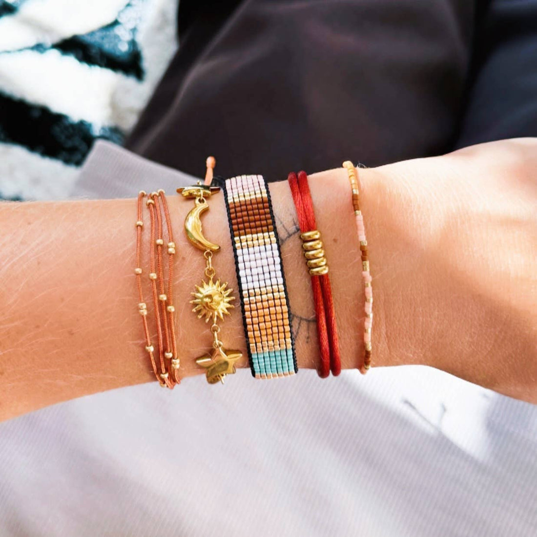 Viervoudige satijnen armband met kralen - cognac