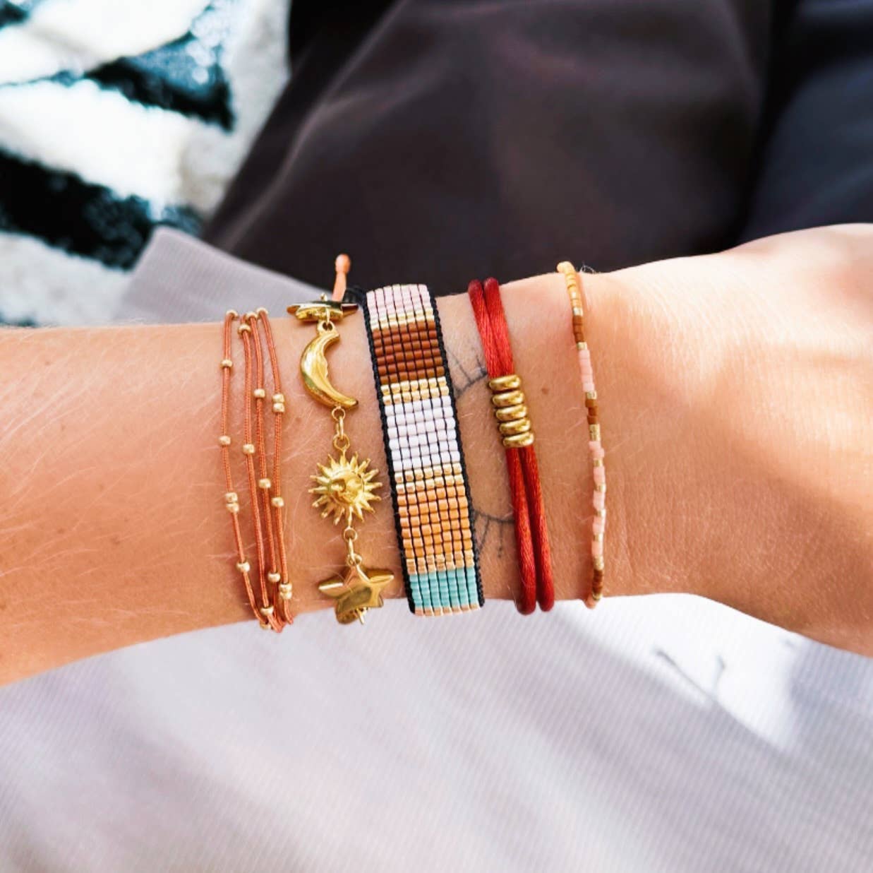 Viervoudige satijnen armband met kralen - cognac