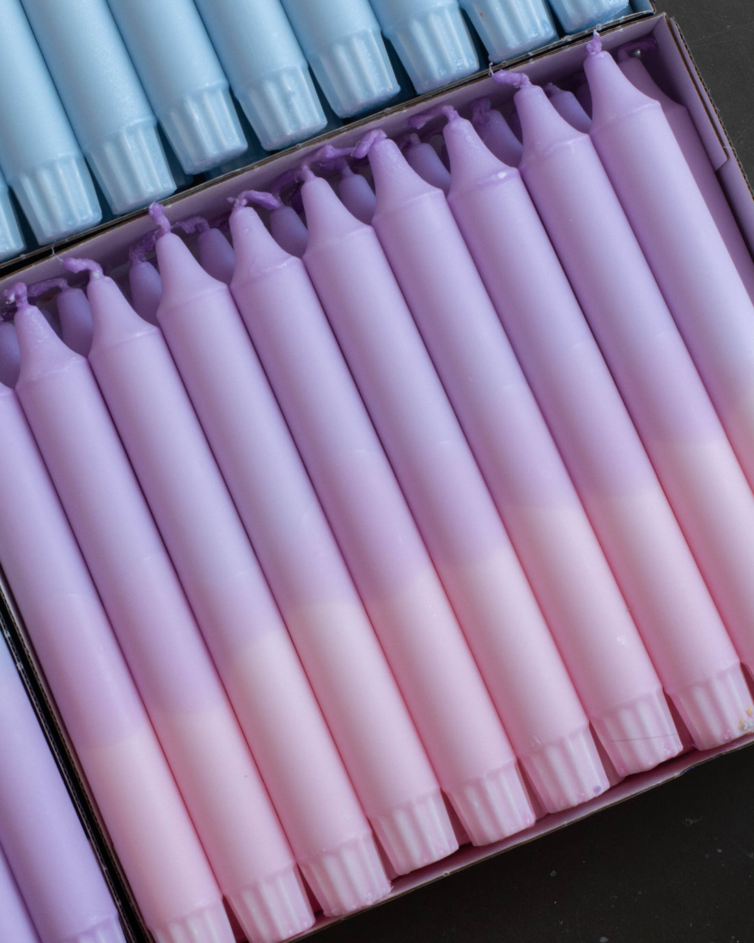 Kaarzen in pastelpaars en roze – lentegevoel