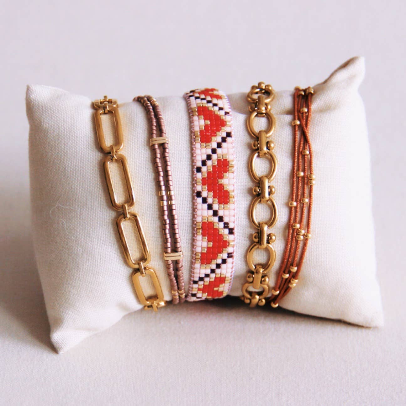 Viervoudige satijnen armband met kralen - cognac