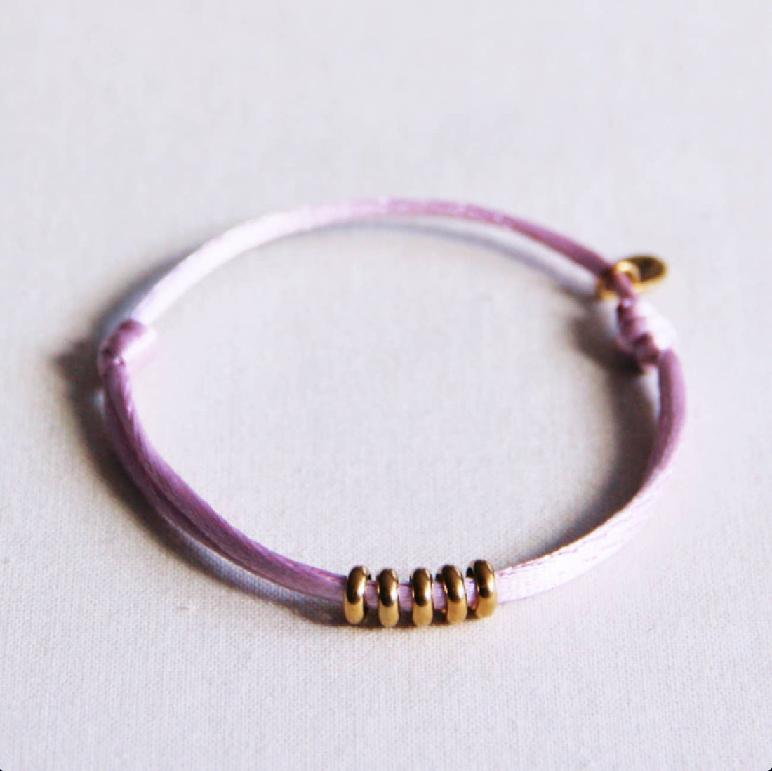 Satijnen armband met ringen — lila/goud