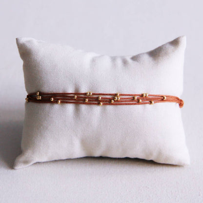 Viervoudige satijnen armband met kralen - cognac
