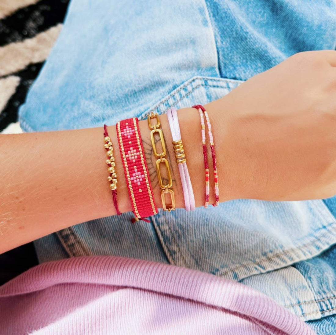Satijnen armband met ringen — lila/goud